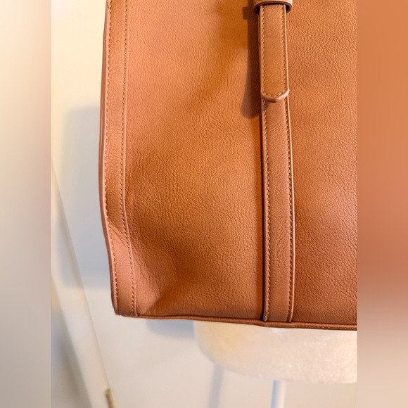 Elegant Tan Faux Leather Tote Bag - Picture 4 of 9